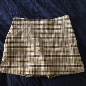 🎄 Pre-loved Plaid tan, white, and black skort